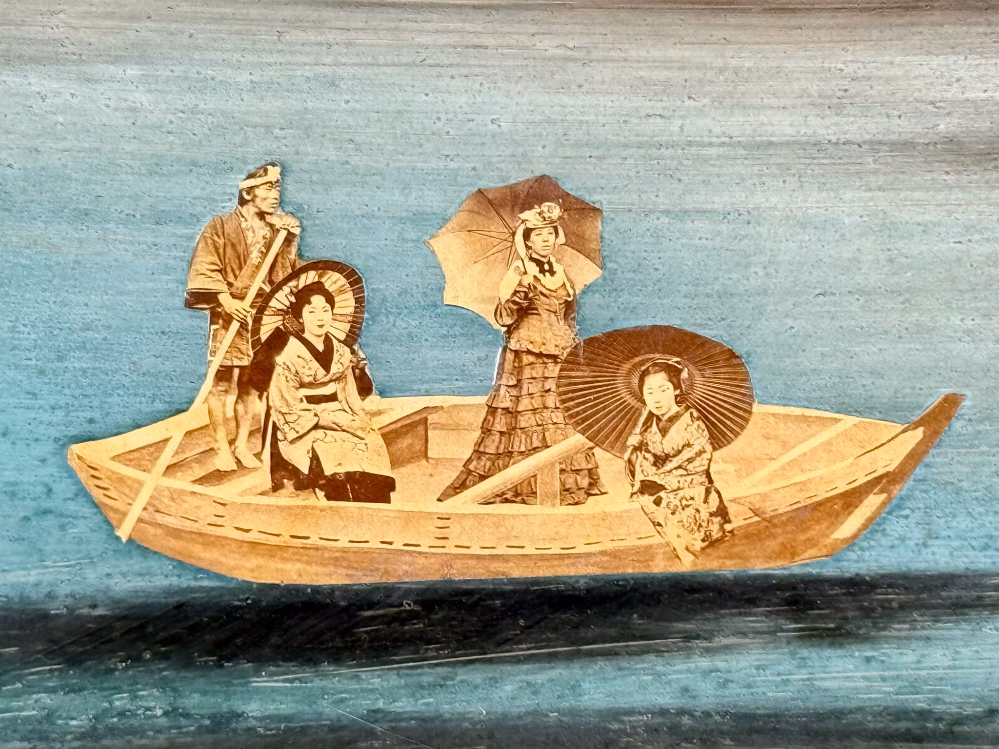 Japanisches Buntglas, Landschaft mit Figuren, verziert mit Perlmutt