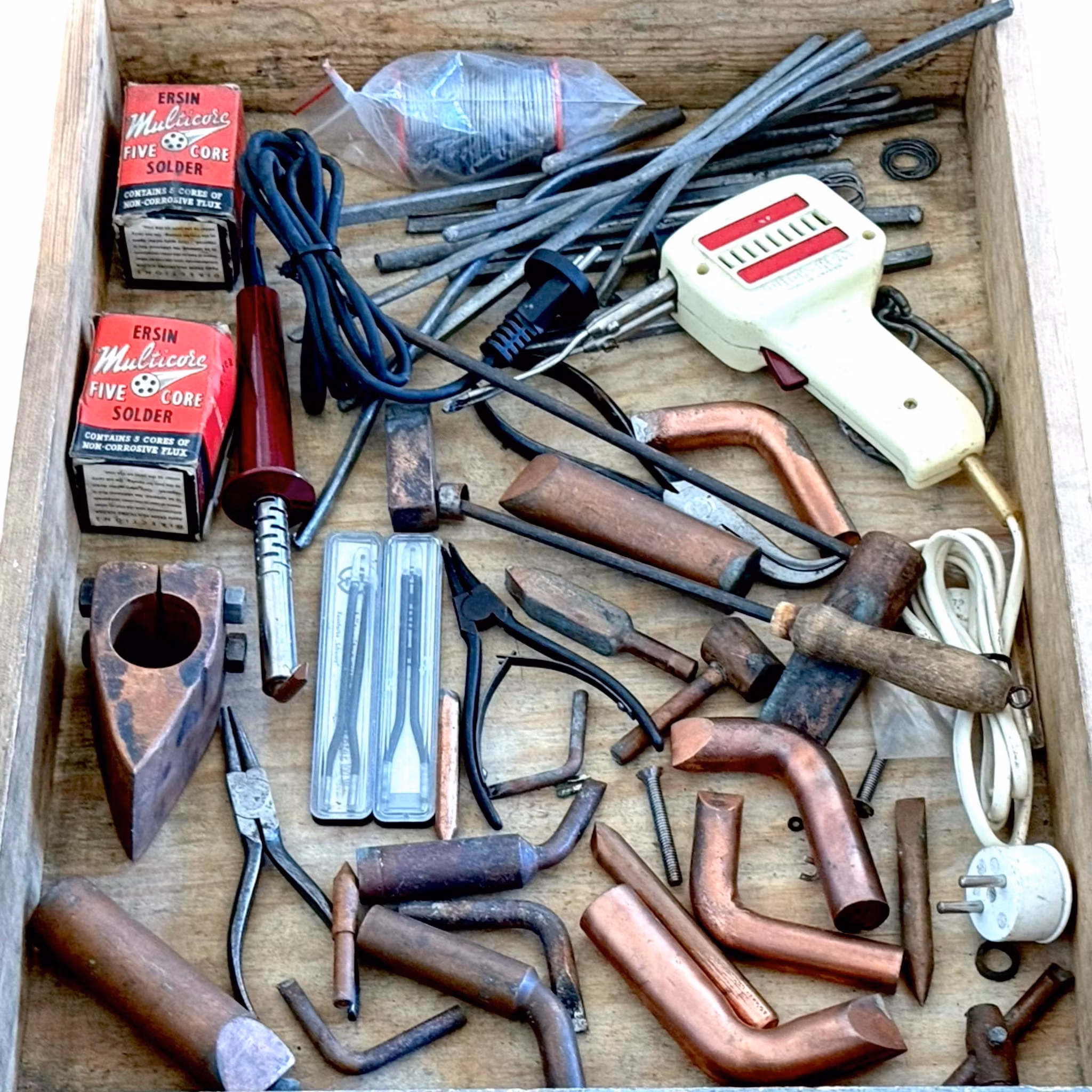 Punta de soldadura con soldador y otros accesorios