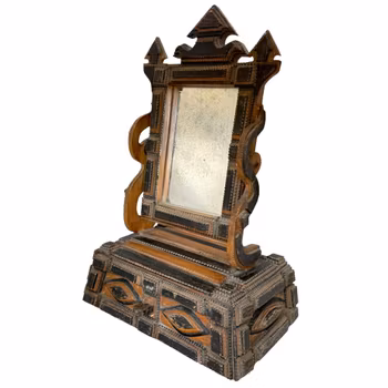 Antik Piggtittare, Spegel med låda