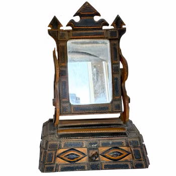 Antik Piggtittare, Spegel med låda