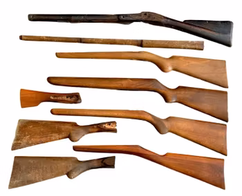 Samling av blandade antika och gamla gevärskolvar