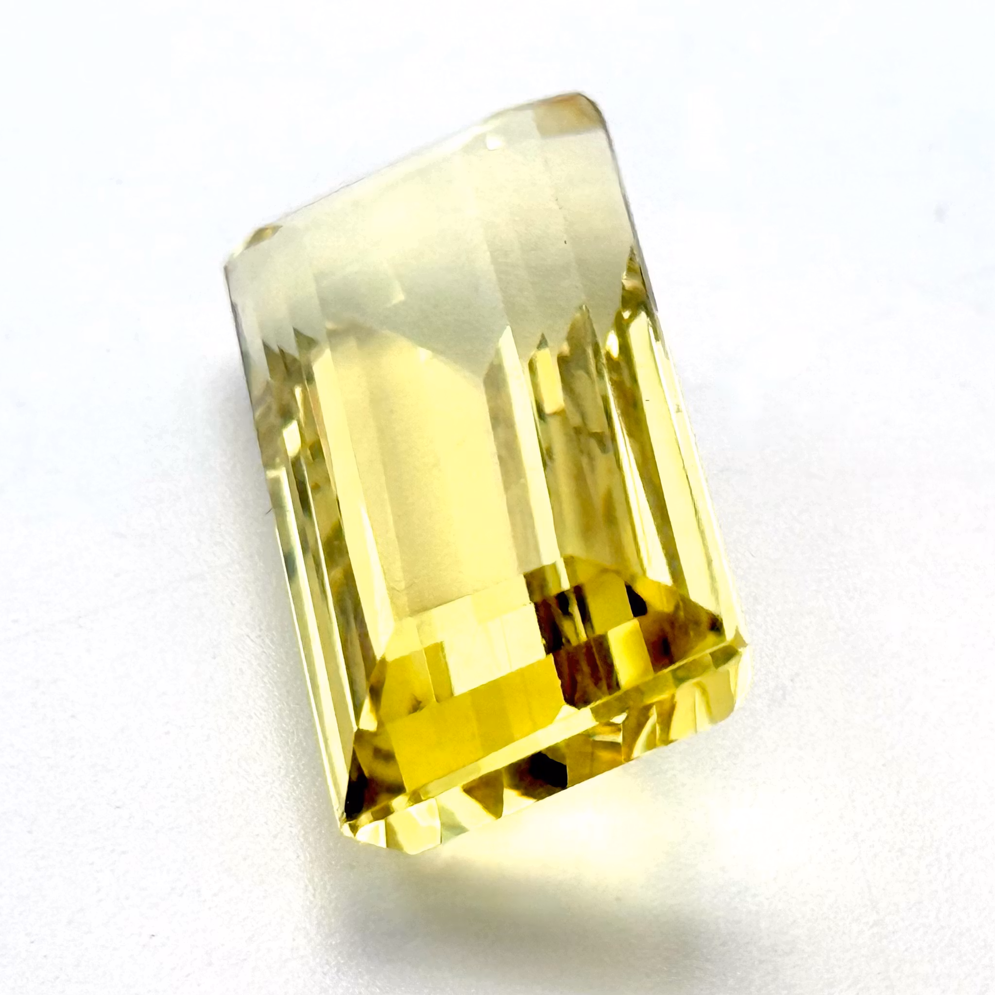 25,95 karaatin luonnollinen käsittelemätön sitriini sertifikaatilla