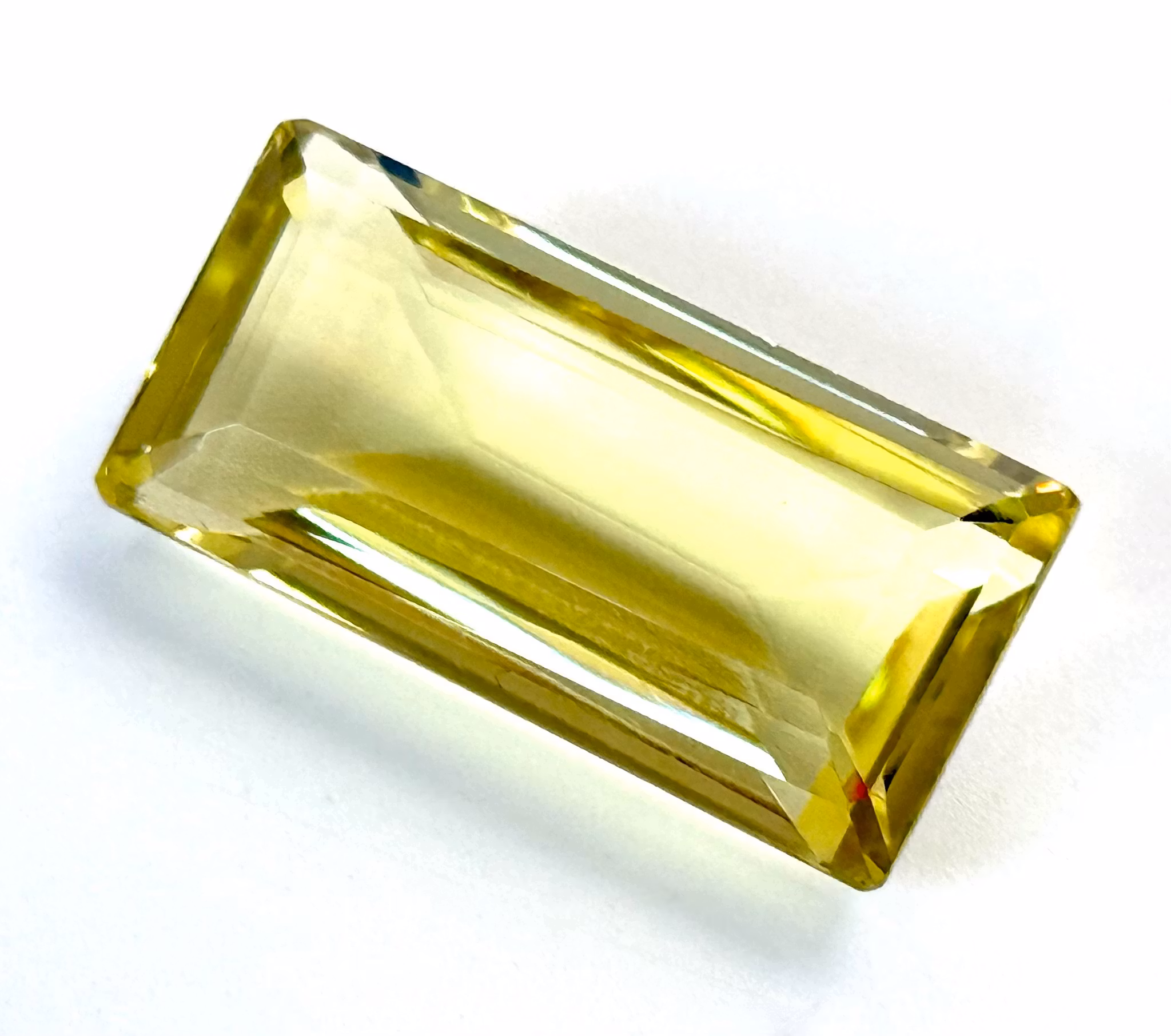 25,95 karaatin luonnollinen käsittelemätön sitriini sertifikaatilla