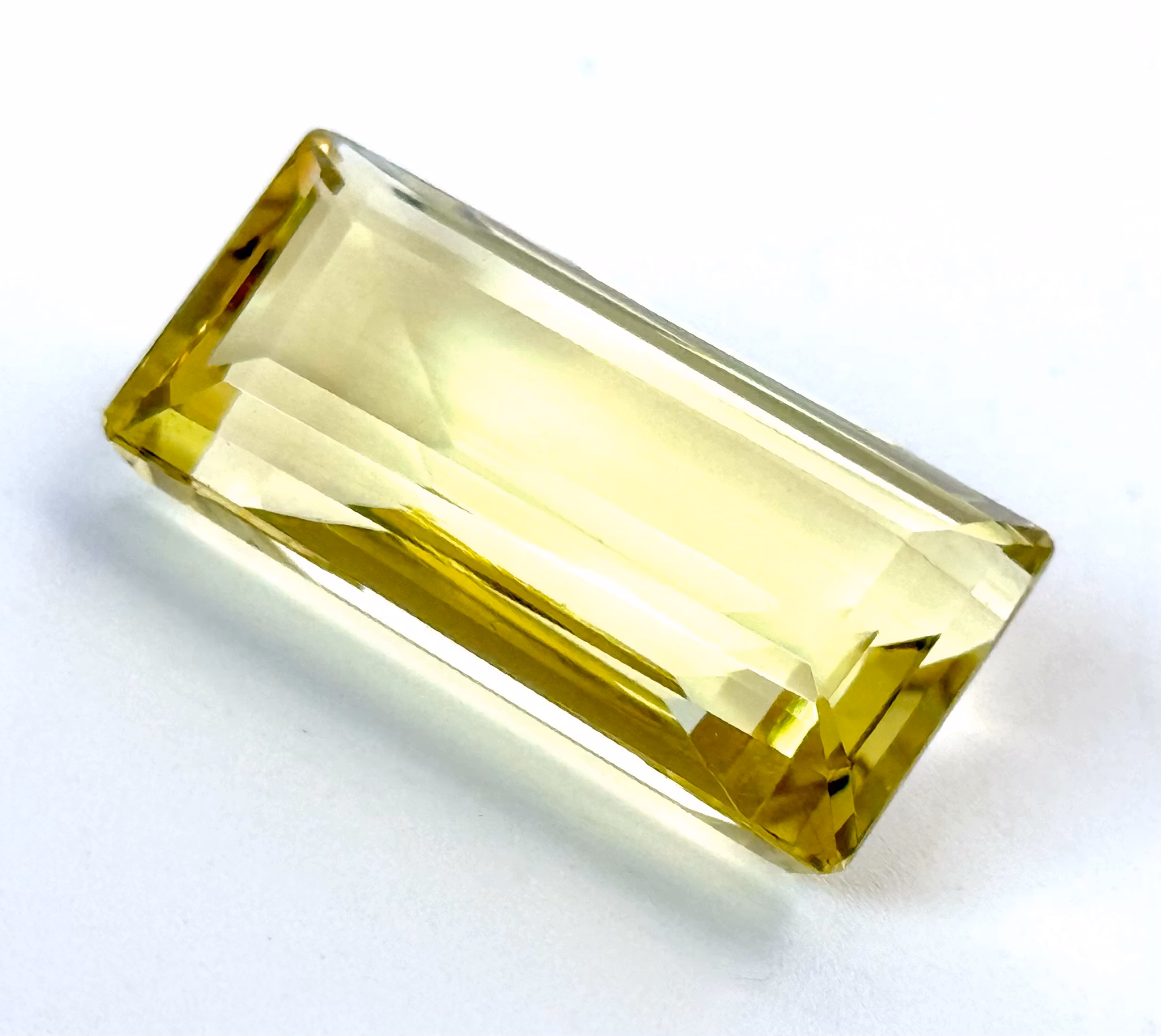 25,95 karaatin luonnollinen käsittelemätön sitriini sertifikaatilla