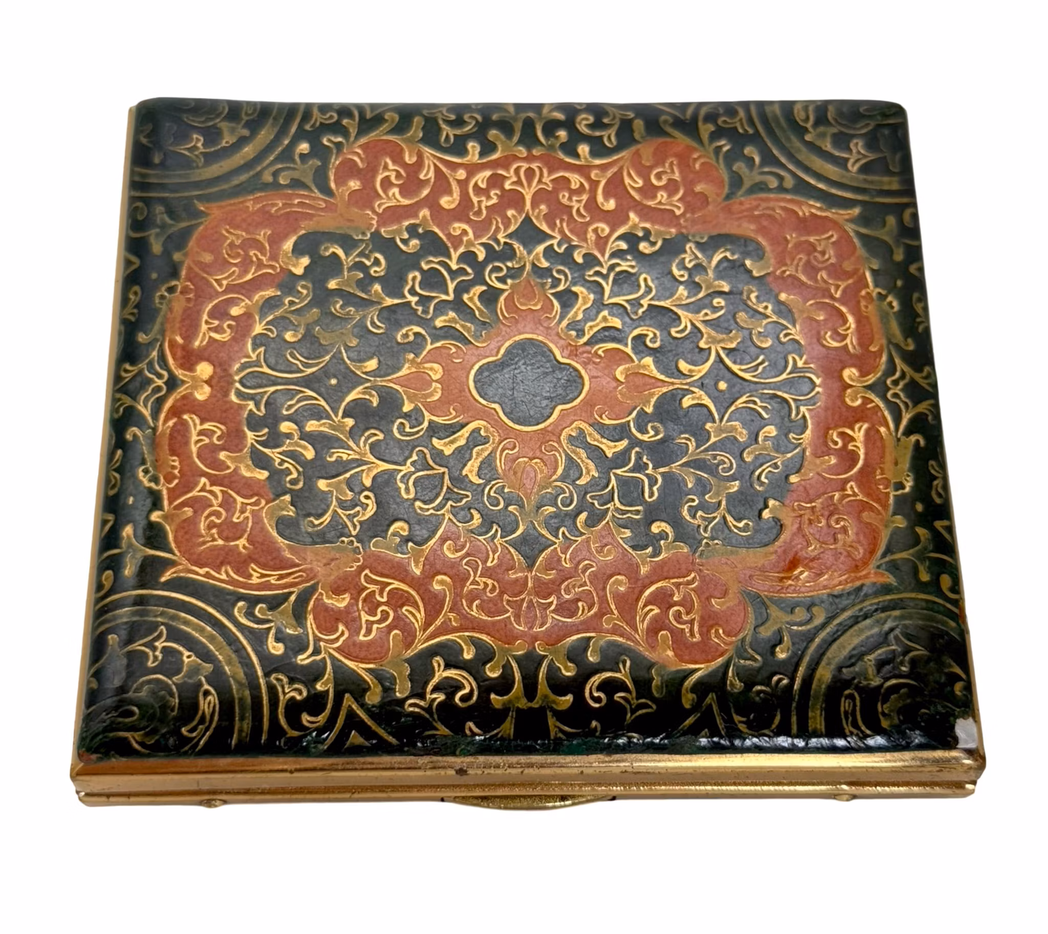 Estuche para cigarrillos en cuero pintado y latón dorado.