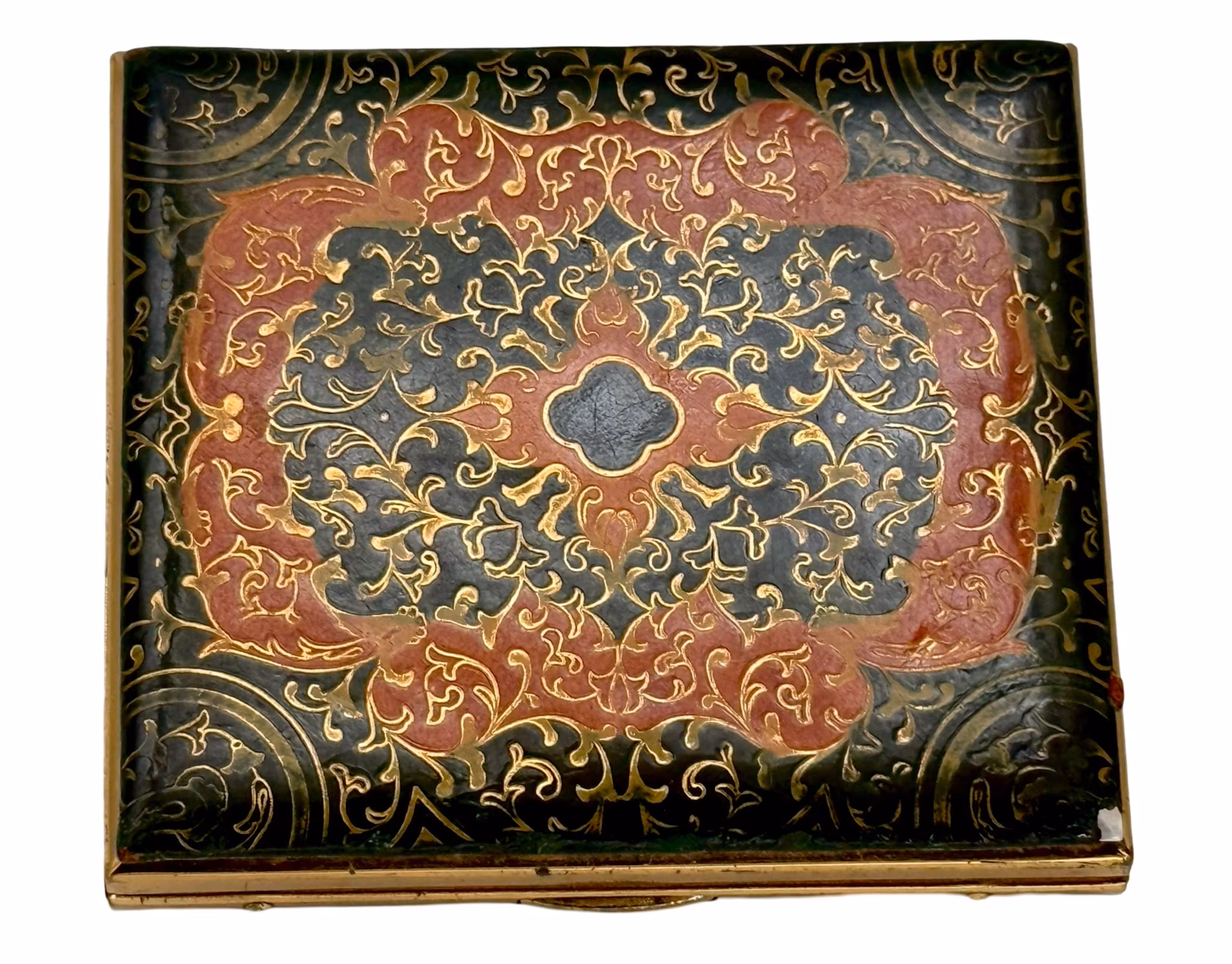 Estuche para cigarrillos en cuero pintado y latón dorado.