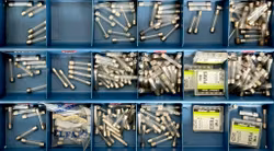 Sortimentsboks i metalplade med glassikringer