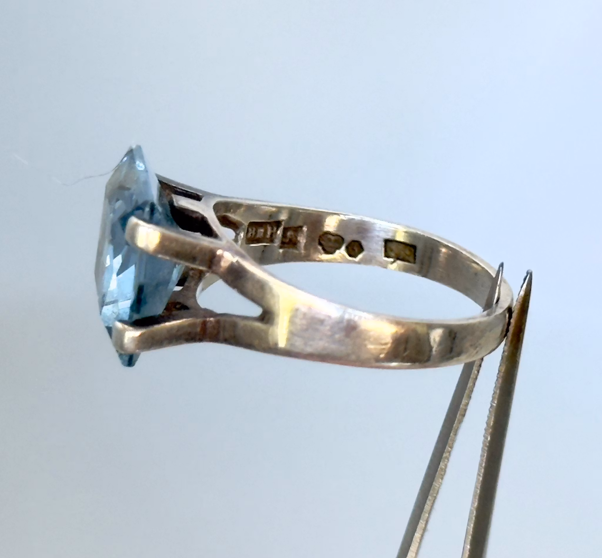 H&B Ring silver, en blå slipad Topas, ca 5 karat