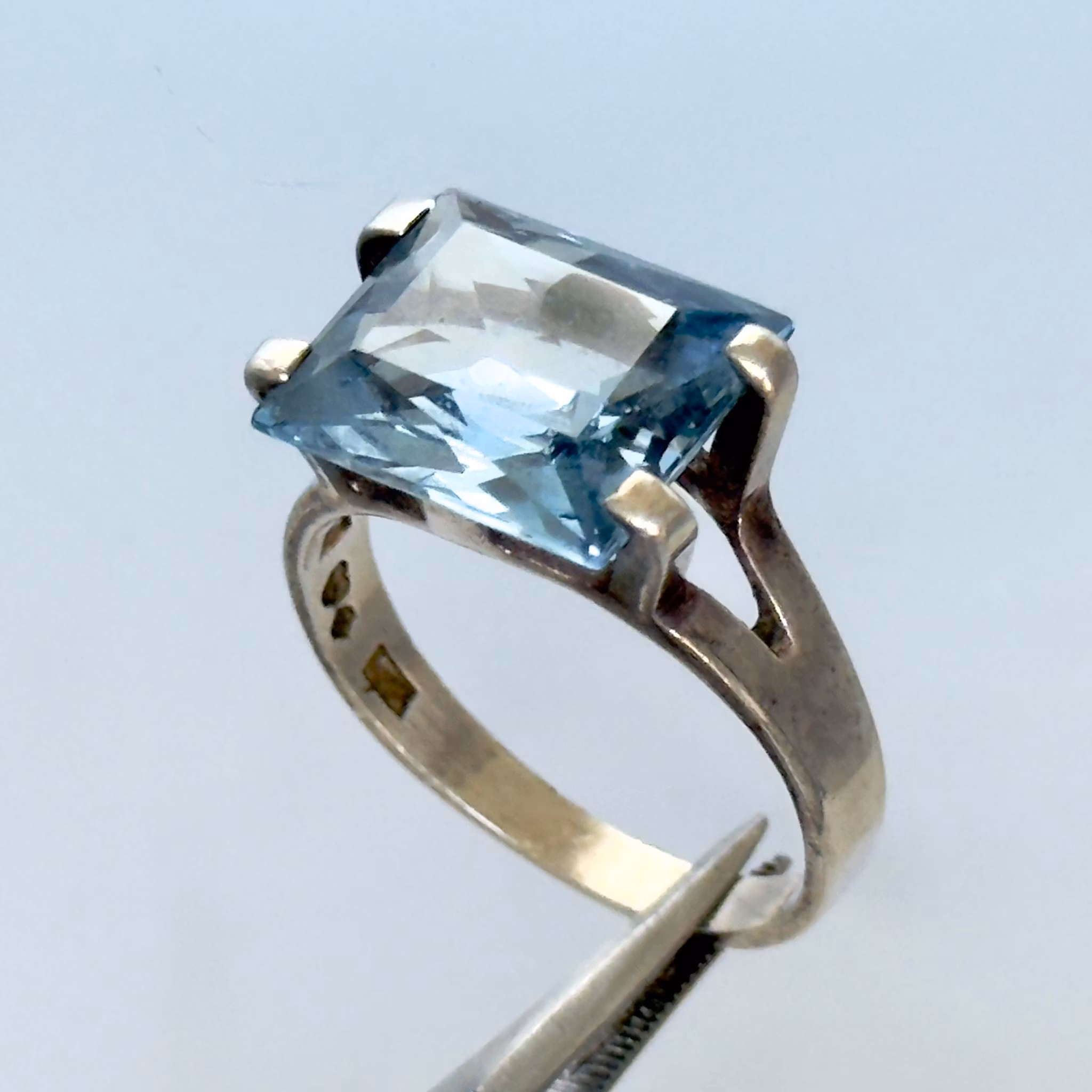 H&B Ring silver, en blå slipad Topas, ca 5 karat