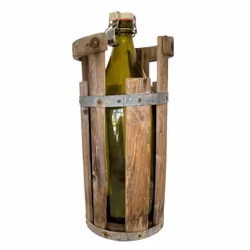 Botella grande de vidrio en soporte de madera.