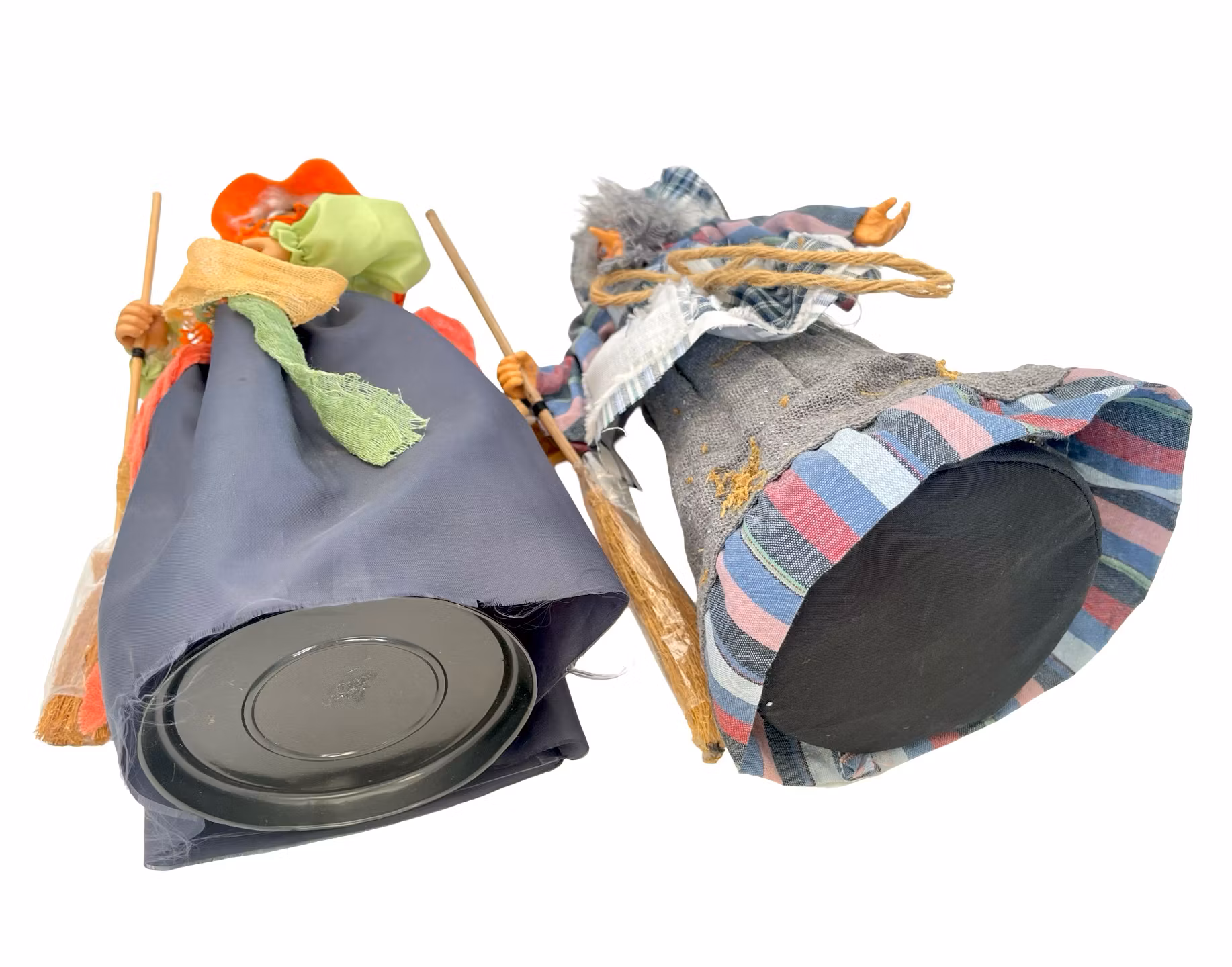 2 lalki czarownic z miotłą