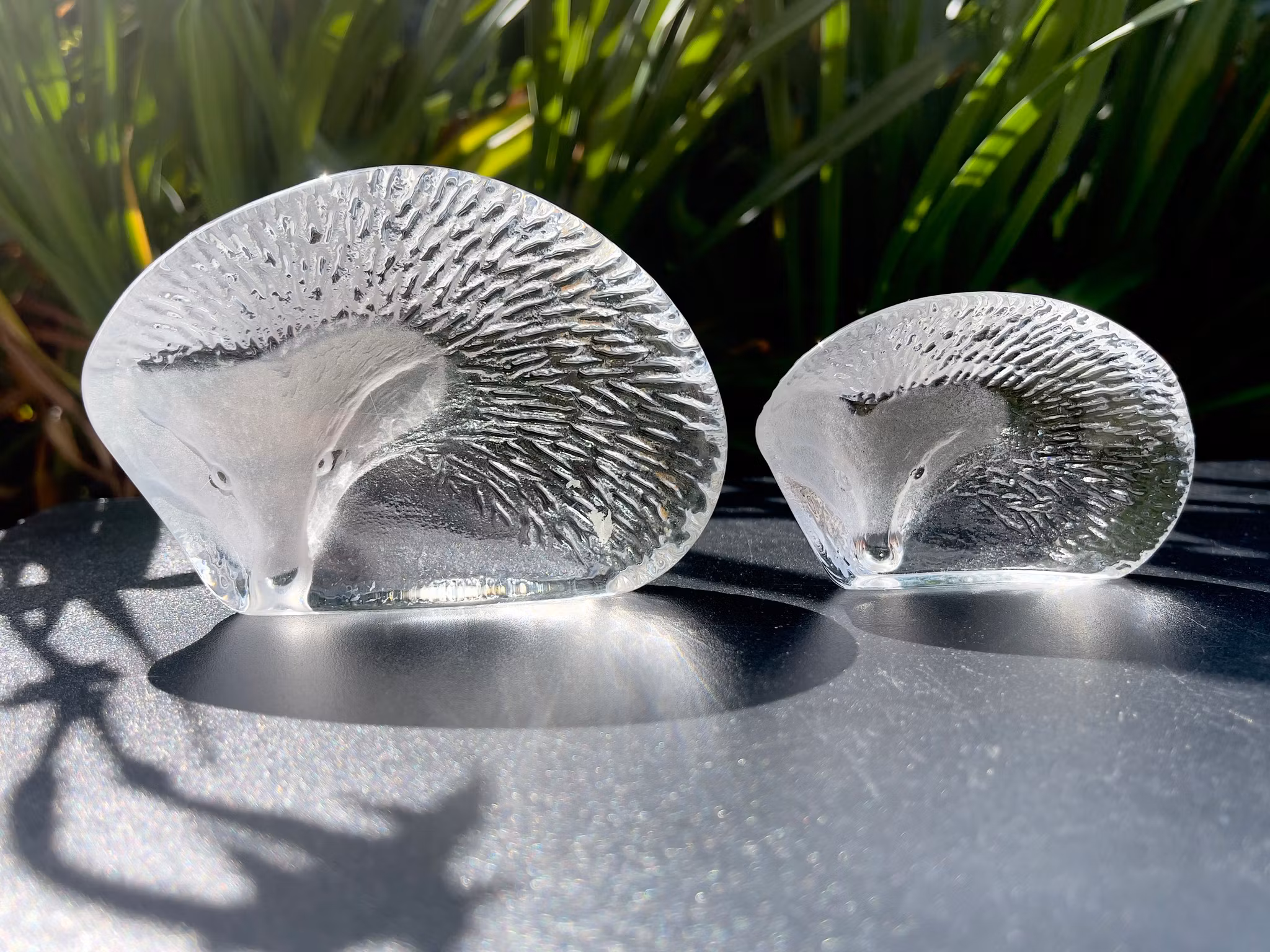 2 st, MATS JONASSON, Igelkott konstglas, Signerad