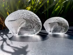 2 st, MATS JONASSON, Igelkott konstglas, Signerad