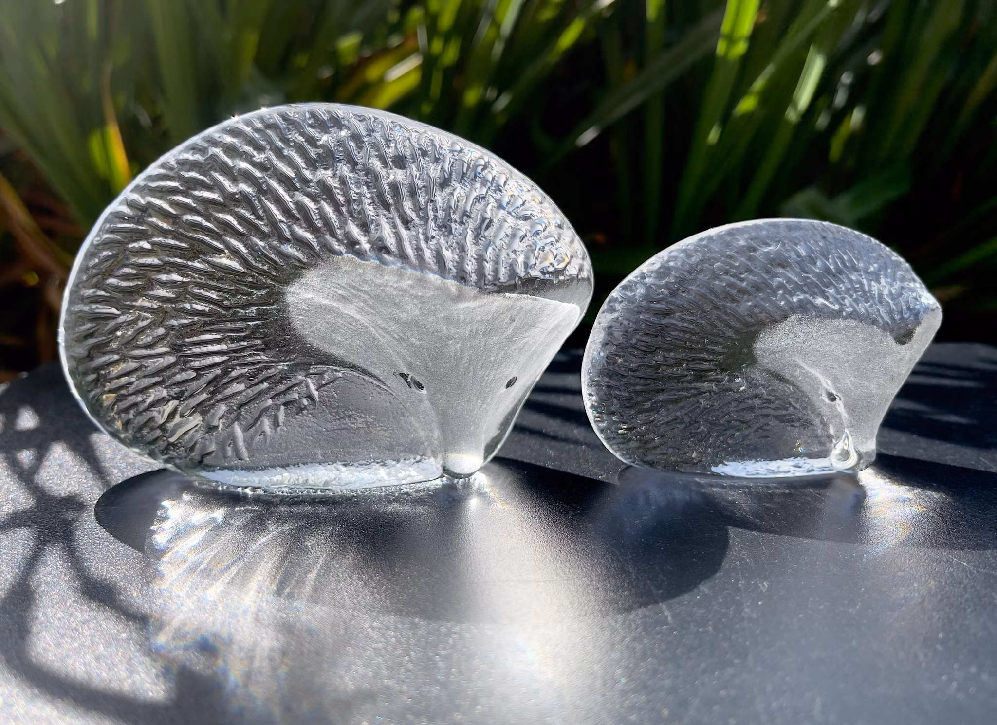 2 st, MATS JONASSON, Igelkott konstglas, Signerad