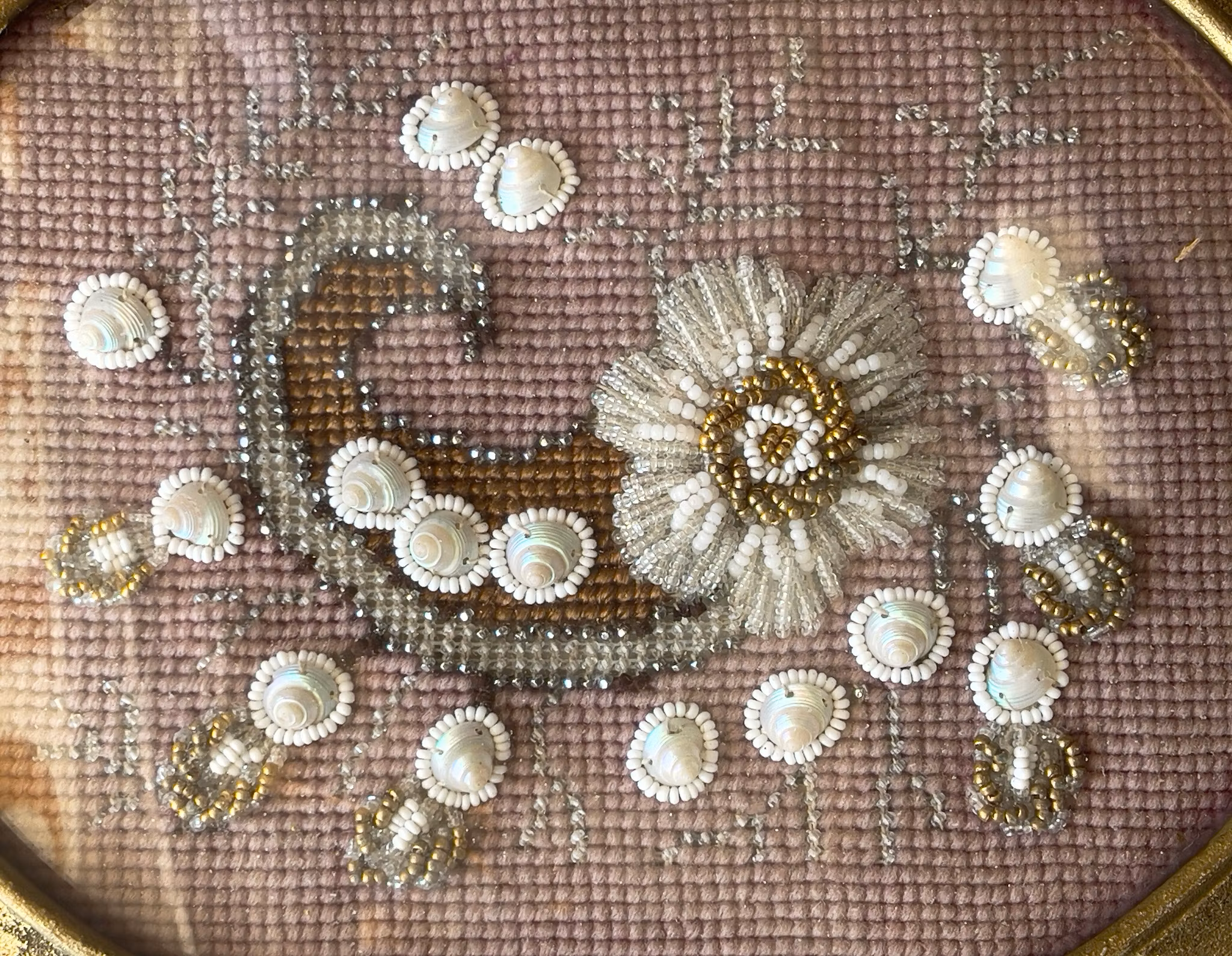 Antik Viktoriansk/George III, Pärlbroderi med inglasat förgylld ram, 1700/1800-talet