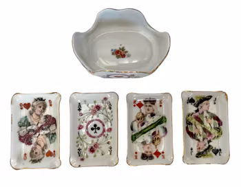 ASKFAT med ställ i porslin med bemålad dekor i form av spelkort 5 delar.