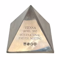 Rzeźba piramidy – AR Wentworth Pewter, Tennessee, Sheffield, Anglia