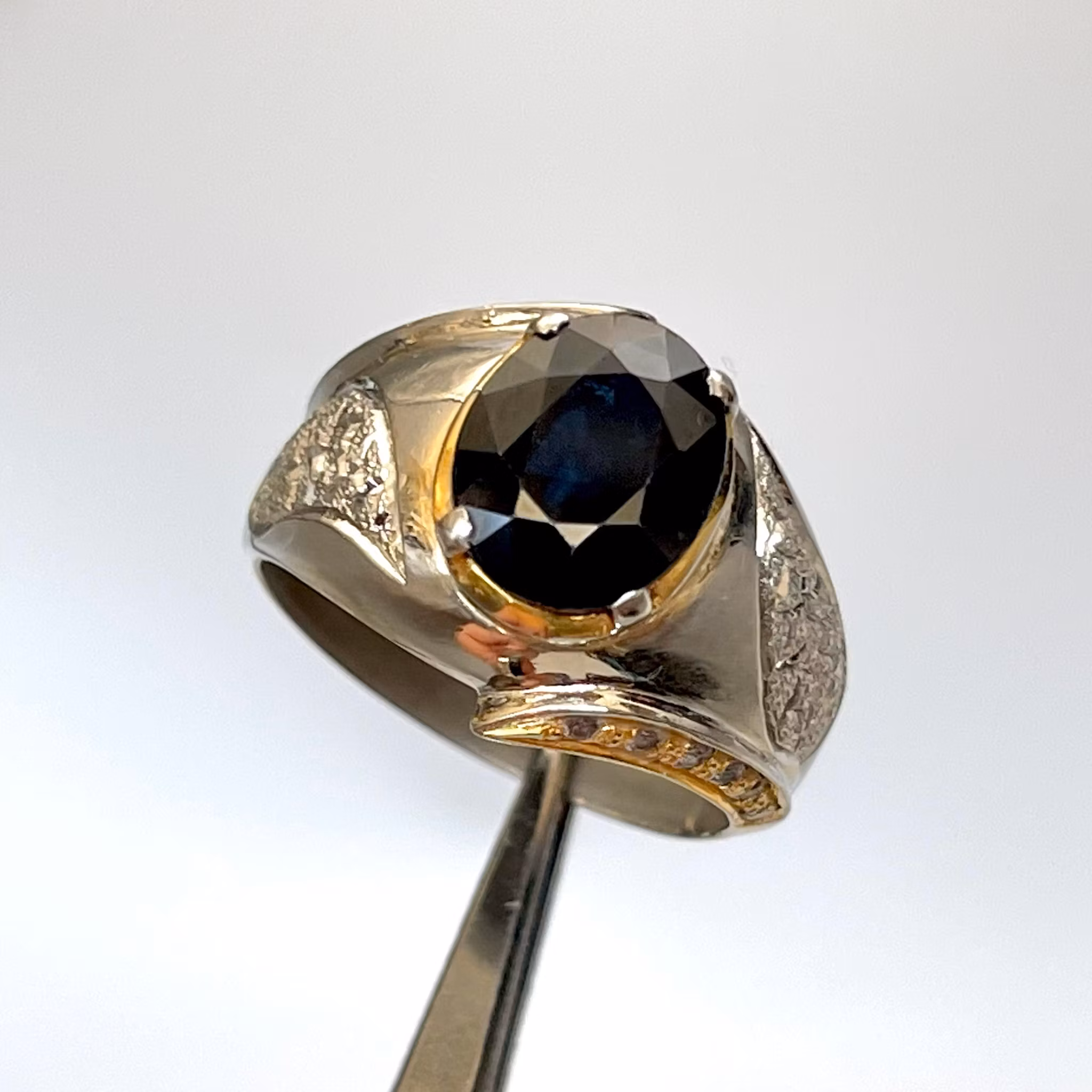 5.25 karat naturlig blå safir, silverring med GGI certifikat