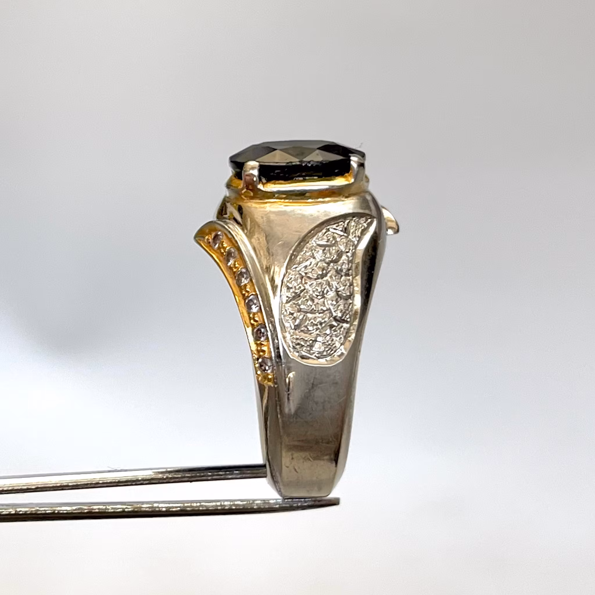 5.25 karat naturlig blå safir, silverring med GGI certifikat