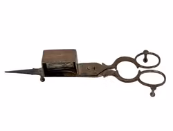 Antieke LICHTE SCHAAR, smeedijzer, 18e eeuw, op drie steunpoten