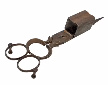 Antik LJUSSAX, järn smide, 1700-tal, på tre stödfötter