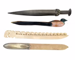 COLTELLI PER LETTERE, 4 pezzi, bronzo, osso, alpacca e legno