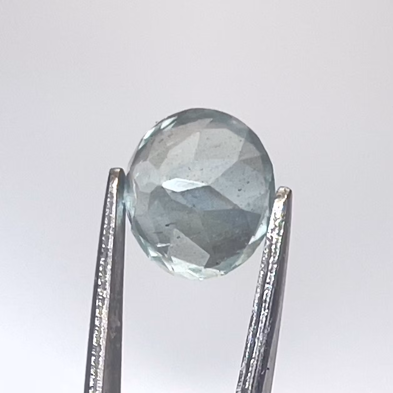 2,10-karatowy naturalny akwamaryn o szlifie brylantowym, nieobrobiony