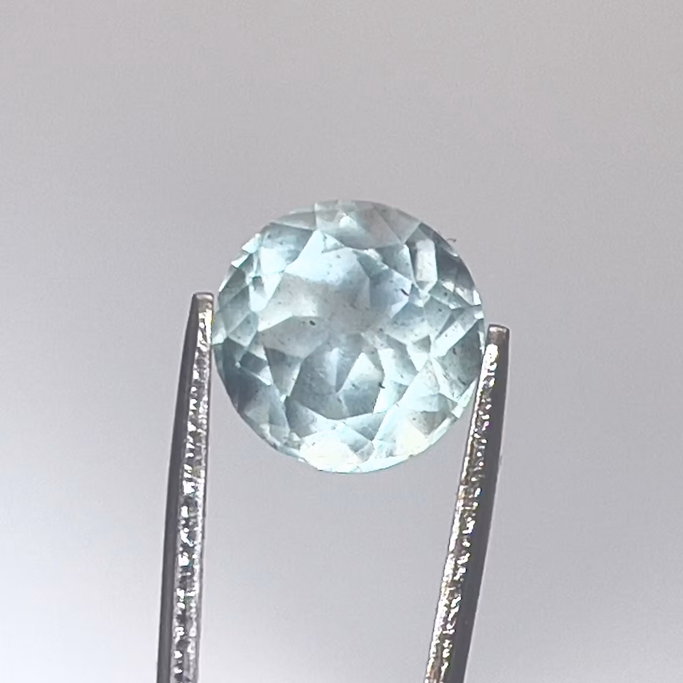 2,10-karatowy naturalny akwamaryn o szlifie brylantowym, nieobrobiony