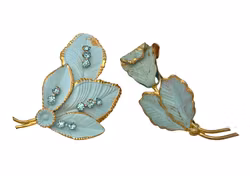 Dwie zabytkowe broszki w kształcie kwiatu i liścia z brązowanego metalu, Austria