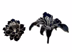 BROCHE - Sort og sølv blomst