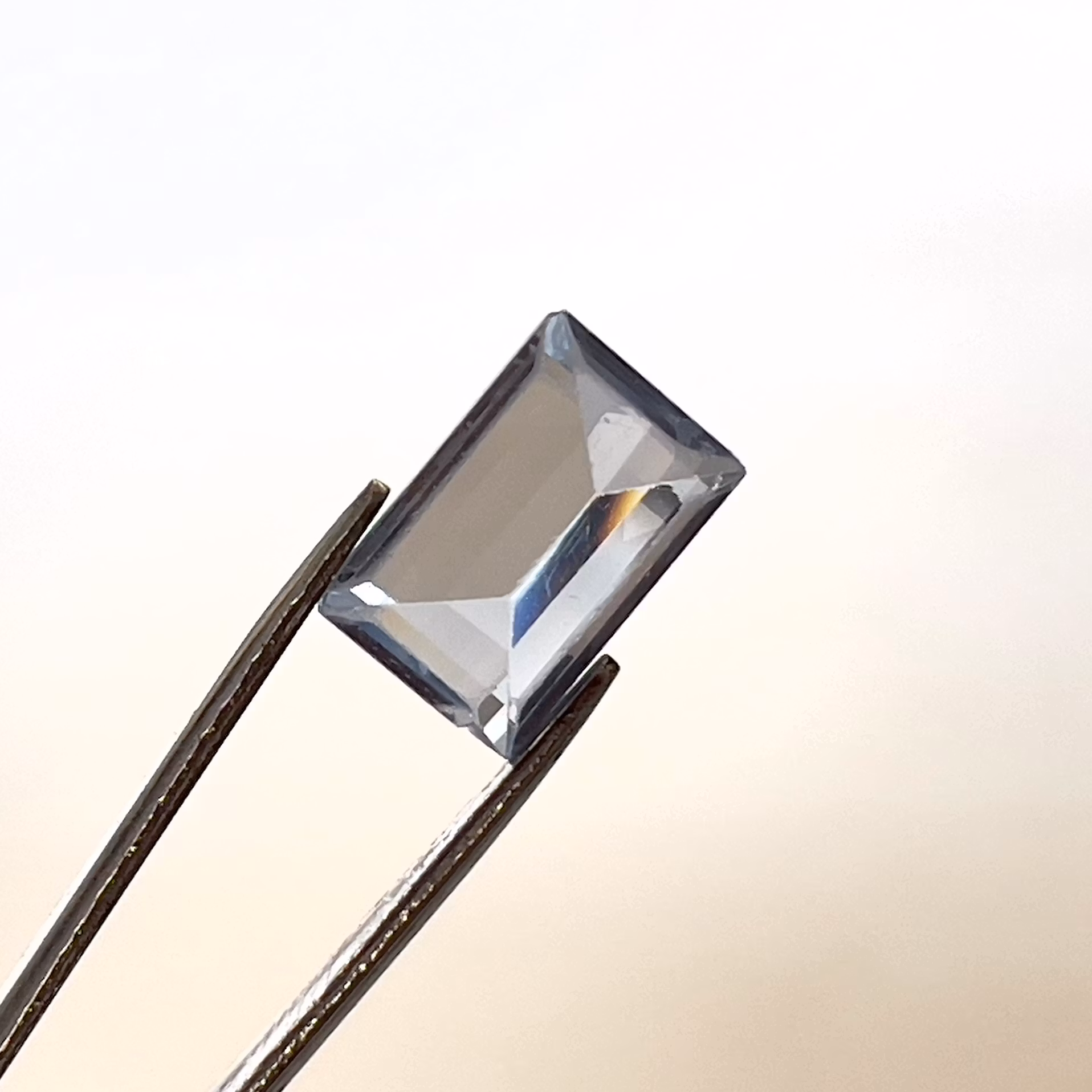 4,75 karata naturalnego, nieobrobionego jasnoniebieskiego topazu