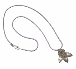 Srebrny naszyjnik vintage z zawieszką, róża i liście
