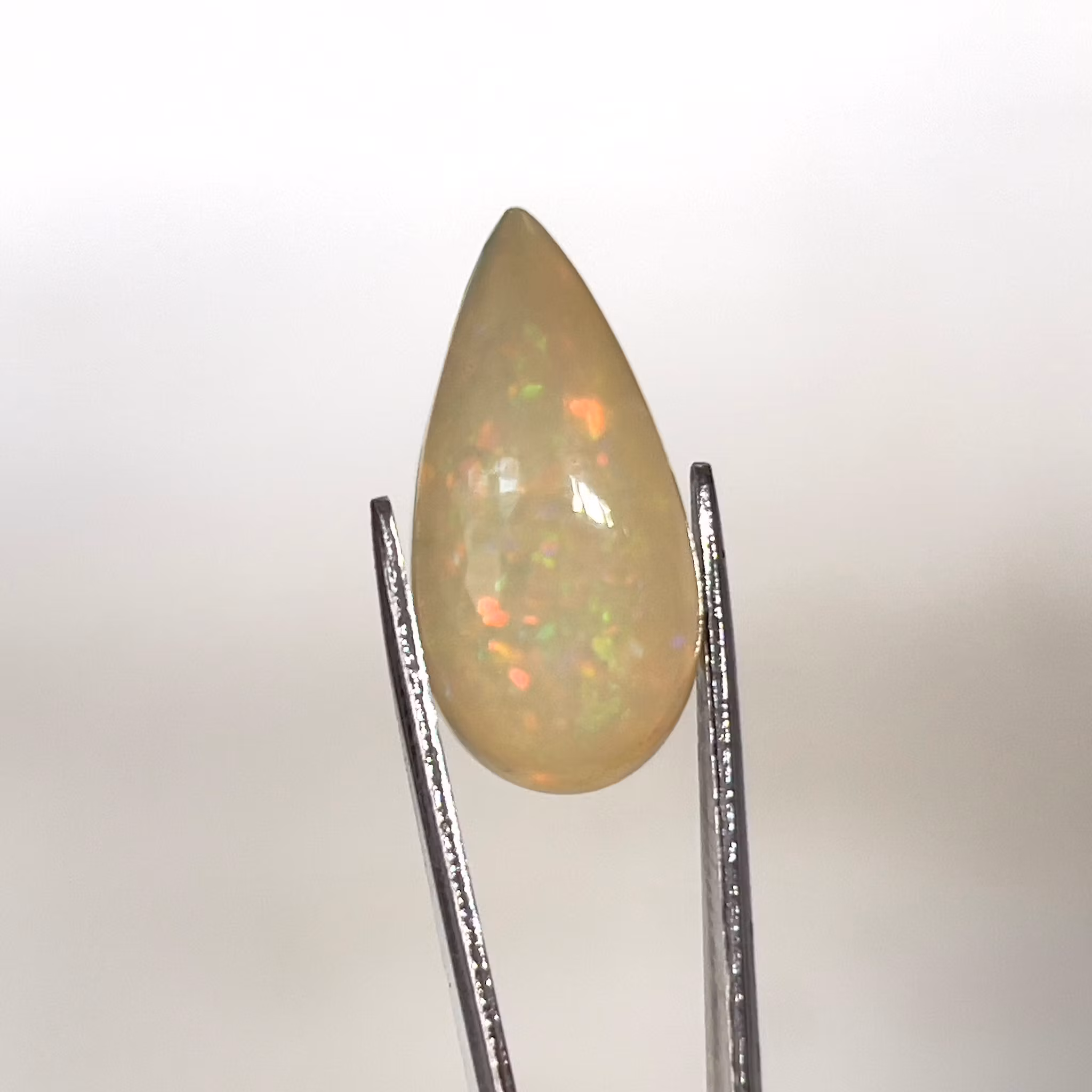 5,85-karatowy naturalny nieobrobiony opal