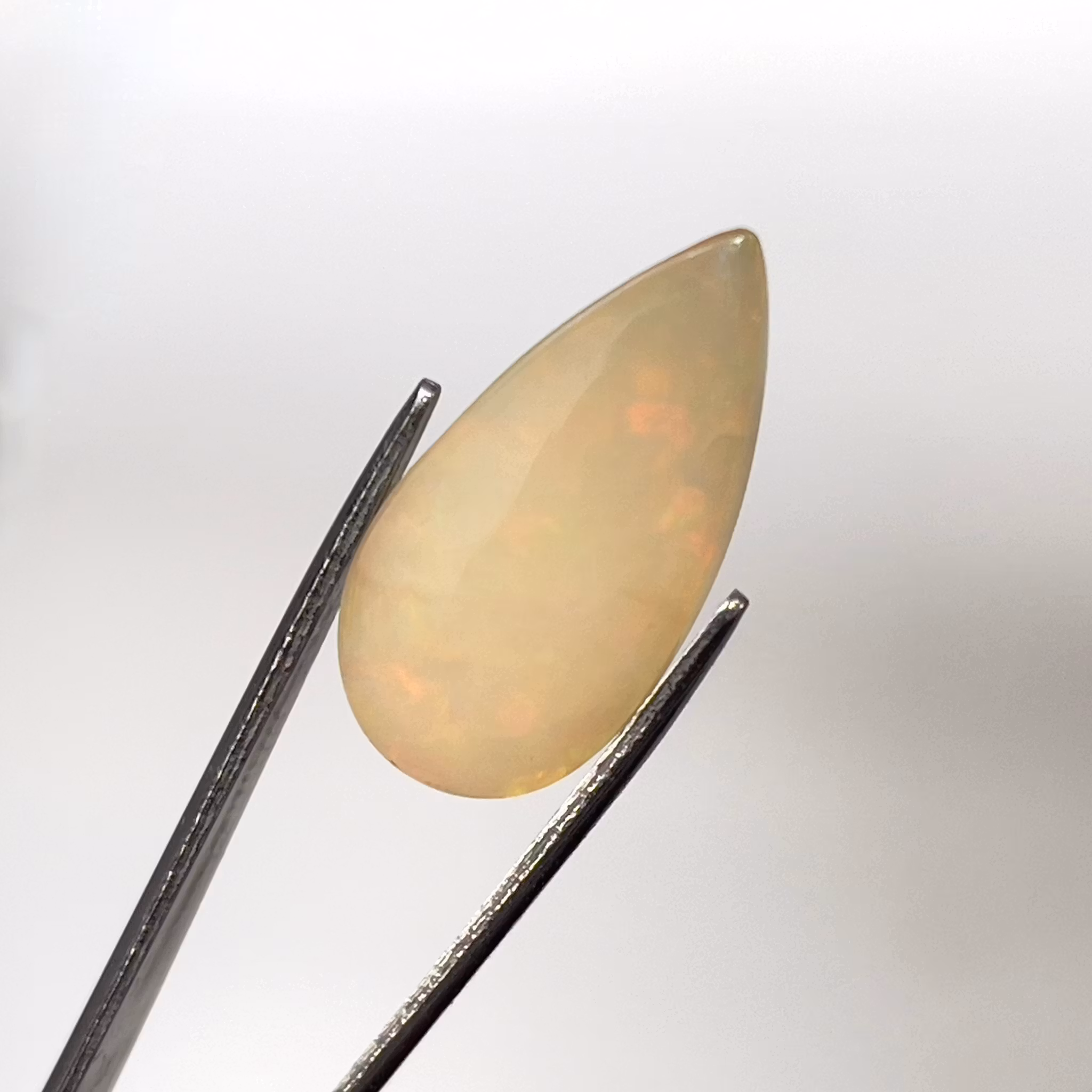 5,85-karatowy naturalny nieobrobiony opal