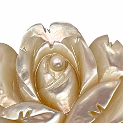 Vintage brosje formet som en blomst, naturlig perle med perlemor