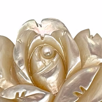 Vintage BROSCH i form av Blomma, Naturlig Pärla med Pärlemor