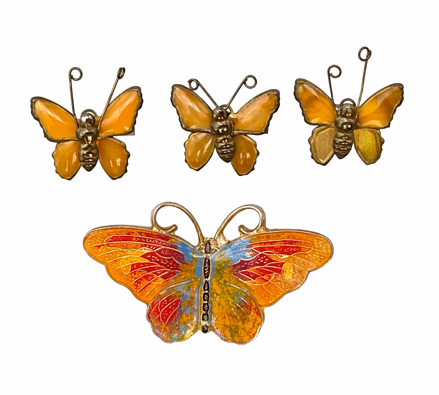 4 BROSZKI w kształcie motyli z dekoracją emaliowaną.