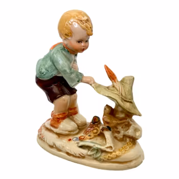FIGURIN, Retro, Porslin, Gräfenthal Tyskland 2094.1 - Pojke som försöker fånga en fågel under sin hatt