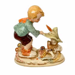 FIGUURIINI, Retro, Posliini, Gräfenthal Saksa 2094.1 - Poika yrittää pyydystää lintua hatunsa alla