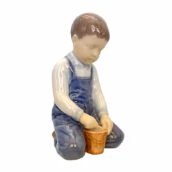 FIGUR, porcelæn, dreng med spand og skovl, Bing & Gröndahl, Danmark