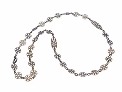 Collar de plata antigua, eslabones redondos con estampado floral calado.