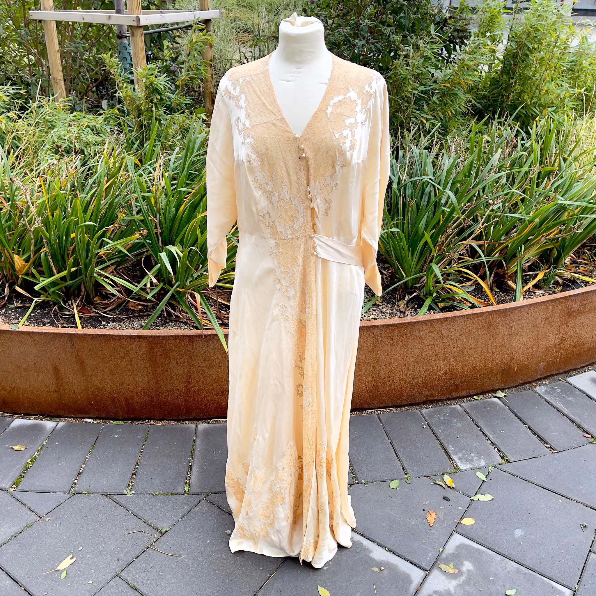 Antyczna jedwabna suknia ślubna z okresu osmańskiego, XIX wiek