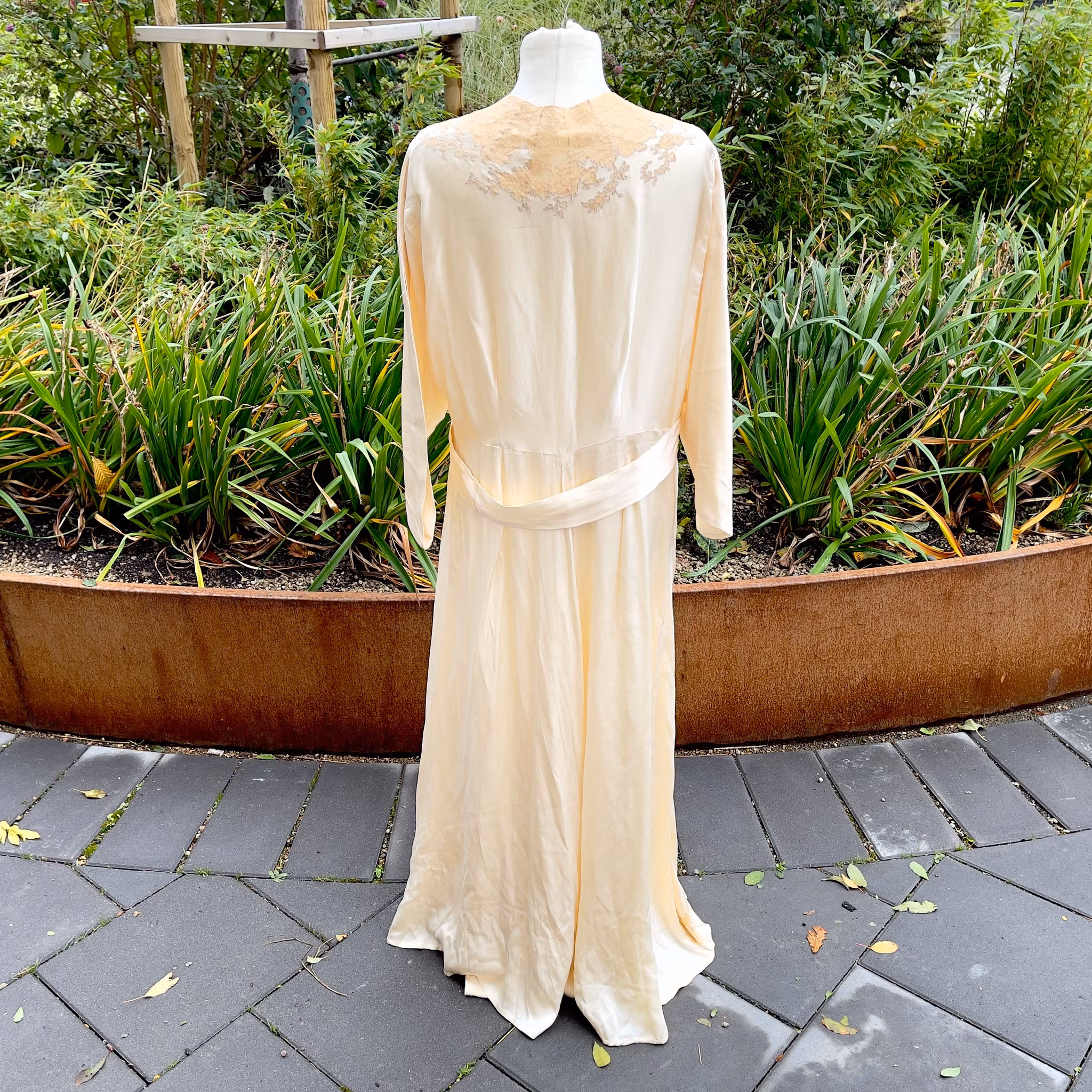 Antyczna jedwabna suknia ślubna z okresu osmańskiego, XIX wiek