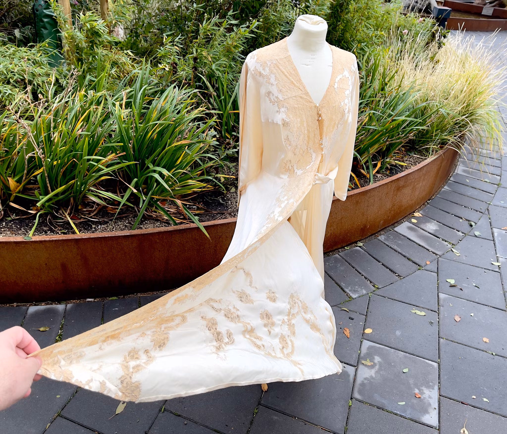 Antyczna jedwabna suknia ślubna z okresu osmańskiego, XIX wiek