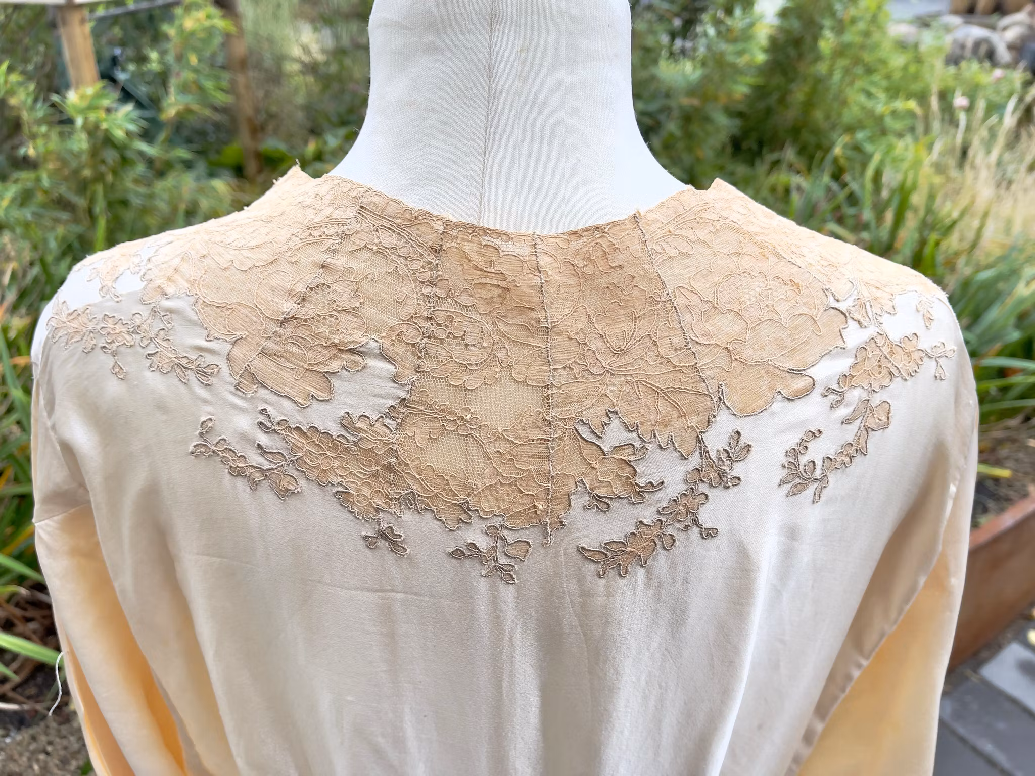 Antyczna jedwabna suknia ślubna z okresu osmańskiego, XIX wiek