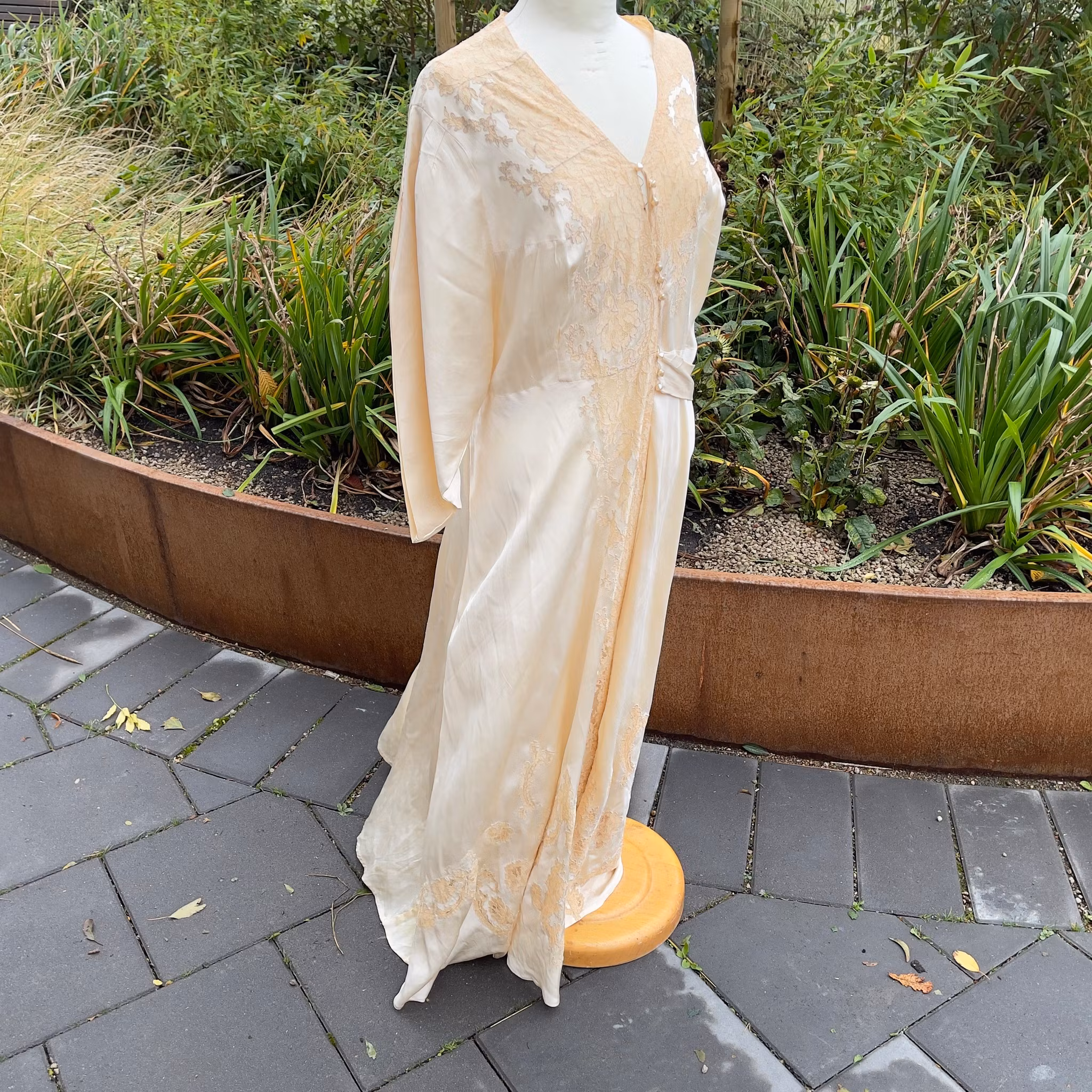 Antyczna jedwabna suknia ślubna z okresu osmańskiego, XIX wiek