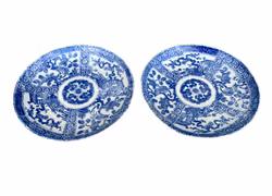 To kinesiske tallerkener i blått og hvitt porselen, sent på 1800-tallet