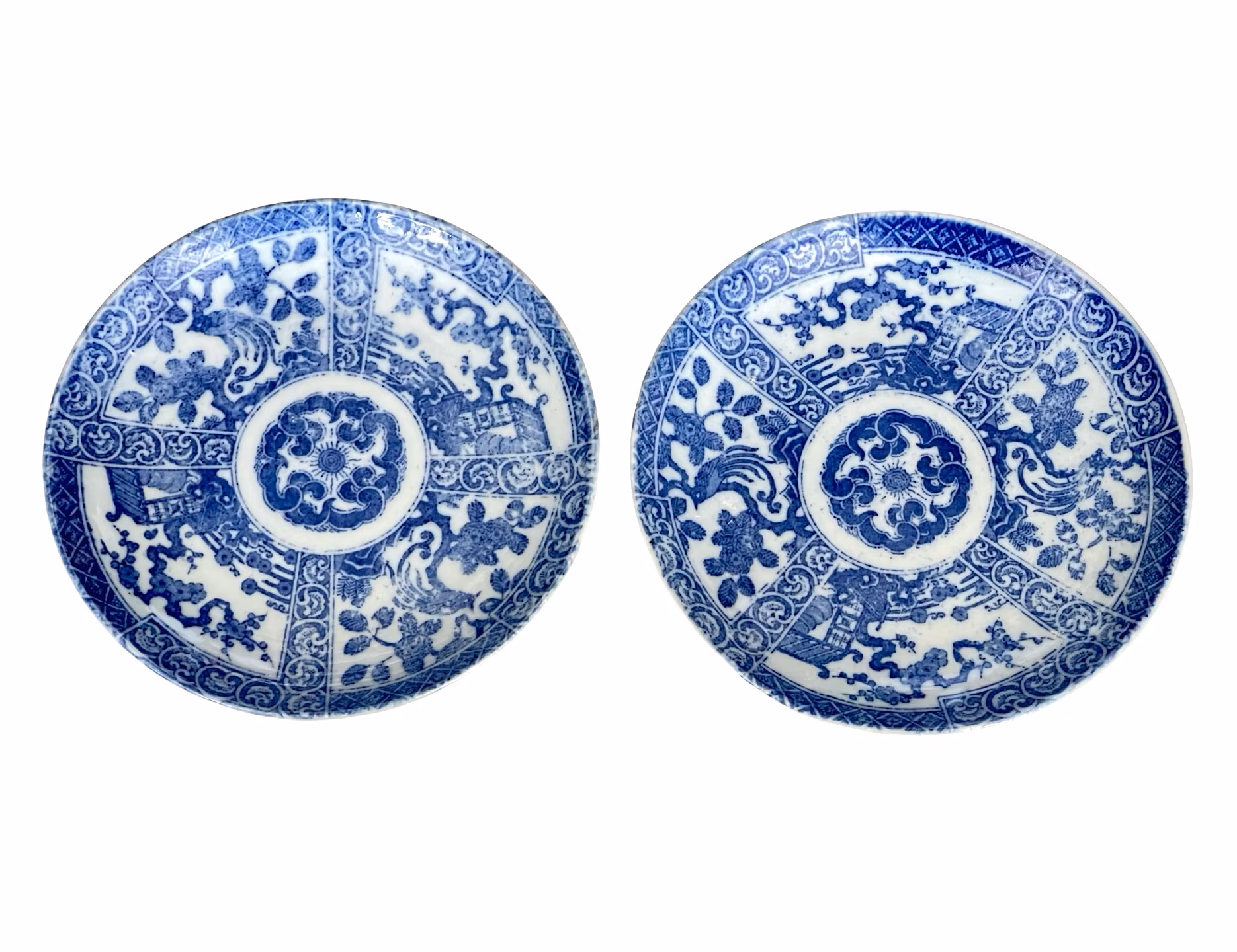 To kinesiske tallerkener i blått og hvitt porselen, sent på 1800-tallet