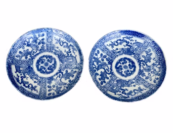 Två kinesiska blåvita porslinstallrikar, slutet av 1800-talet