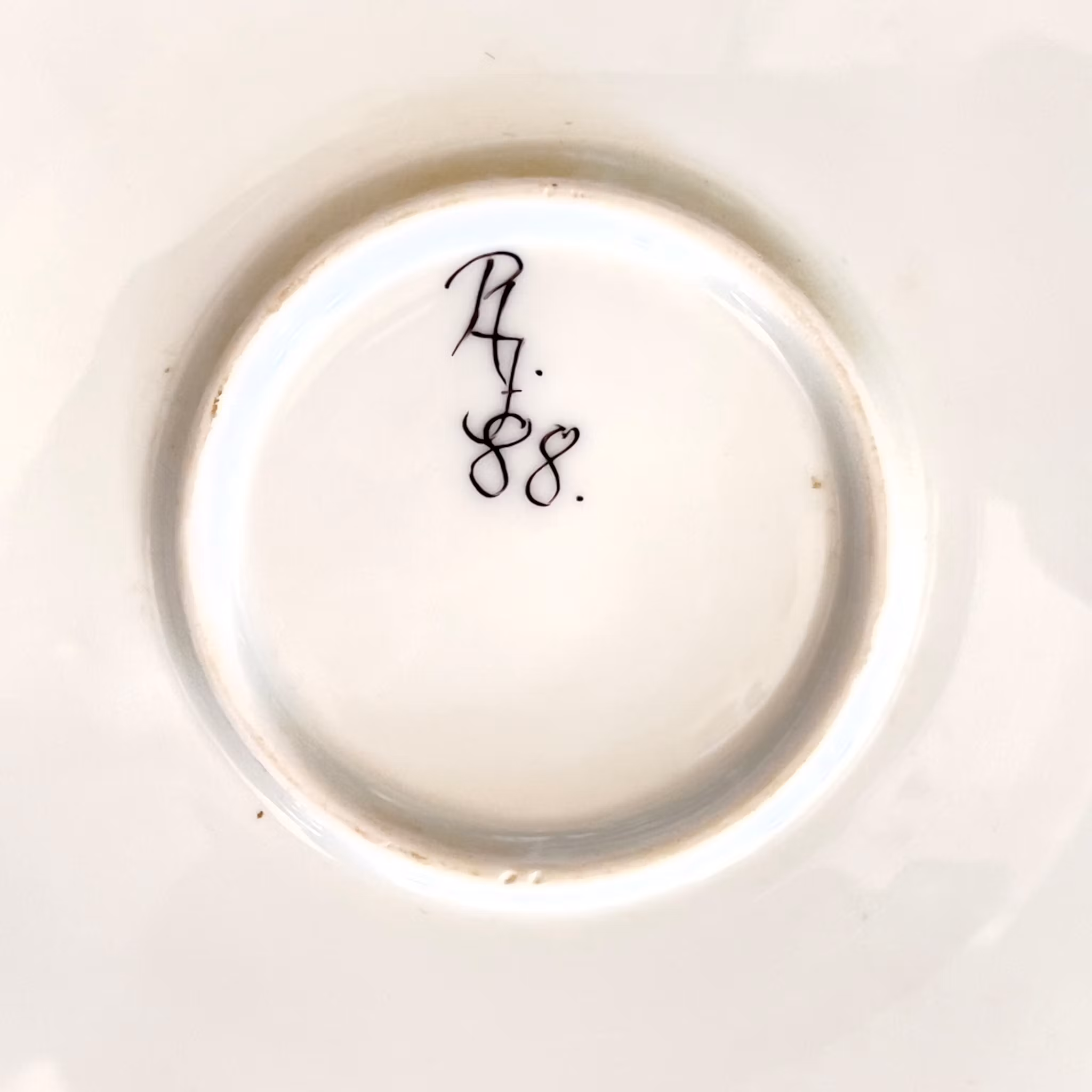 Japoński talerz dekoracyjny ze sceną postaci